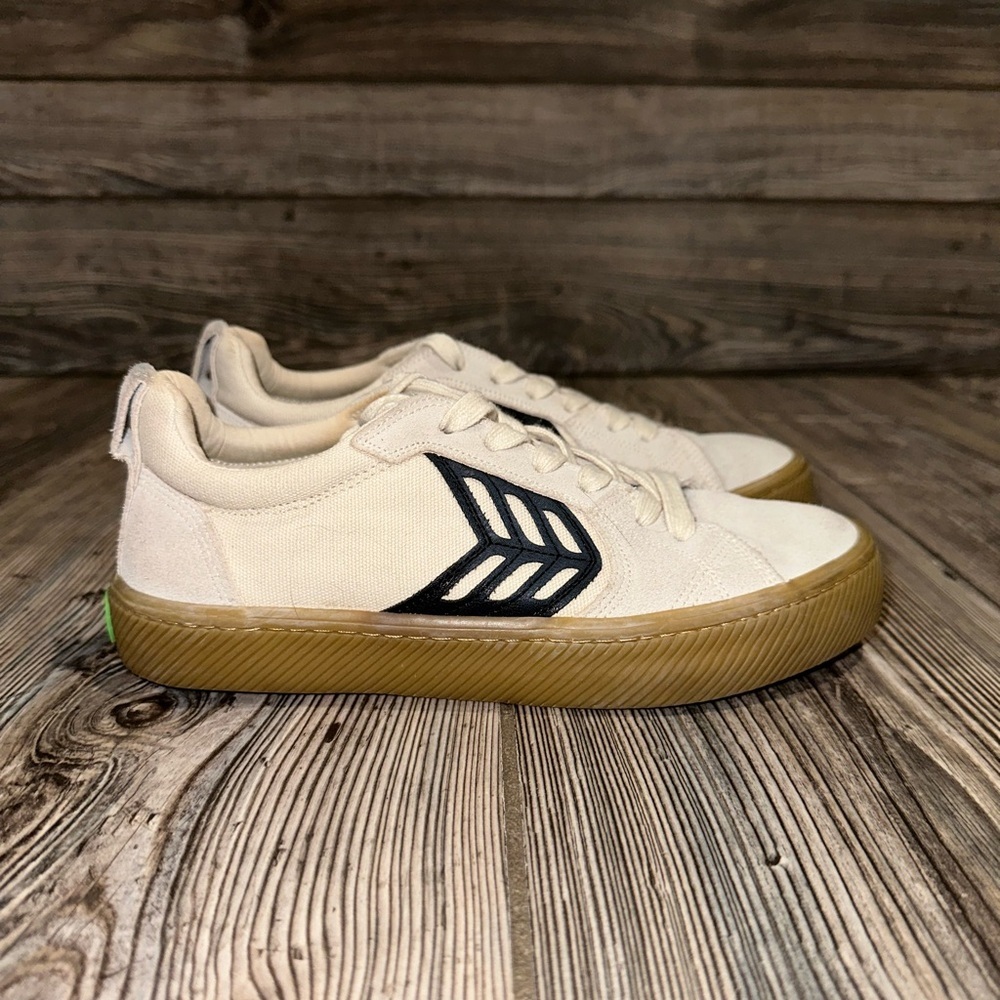 Cariuma Off White and Black Sneakers with Brown Sole Sustainable Skate Women 5.5